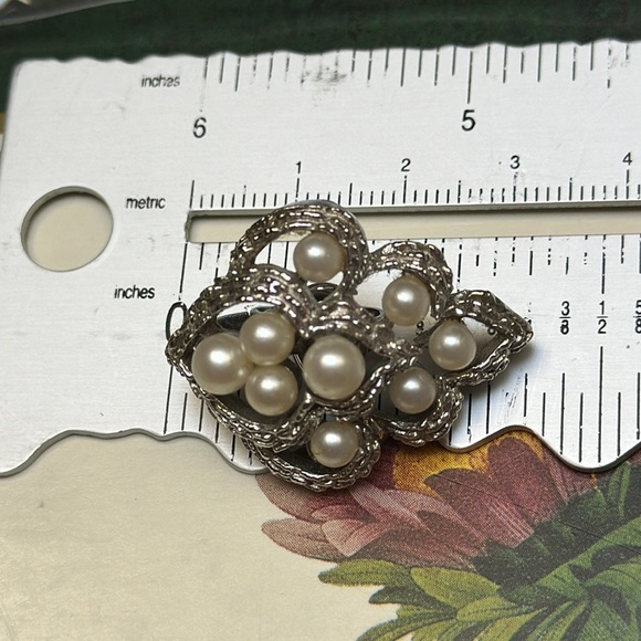 Trifari Faux Pearl & Textured Silver Metal Leaf Shaped Clip Earrings-1 1/4” x 1” - Picture 7 of 8